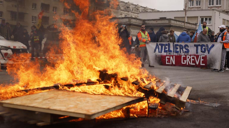 Γαλλία: Επεισόδια στο περιθώριο των διαδηλώσεων στη Νάντη και τη Ρεν – Live η συγκέντρωση στο Παρίσι
