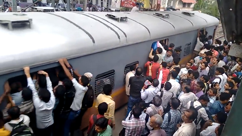 Επιβίβαση σε τρένο της Ινδίας