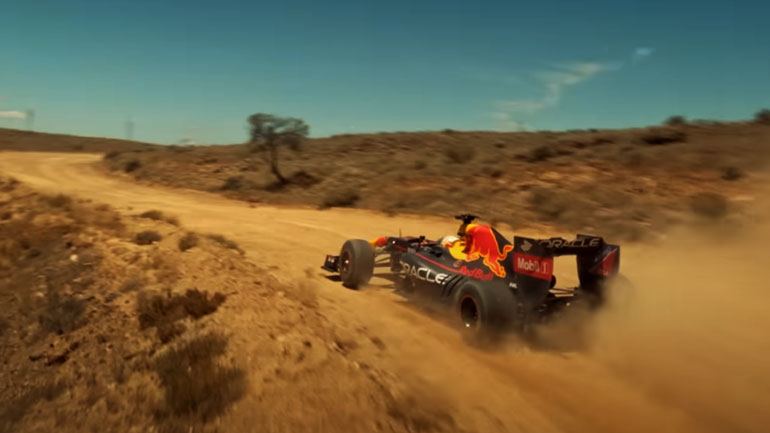 Έχετε δει ποτέ μονοθέσιο της Formula 1 να “οργώνει” στο χώμα;