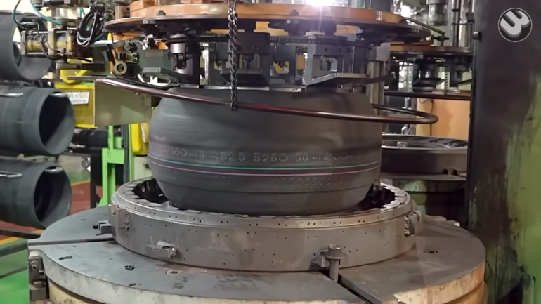 Μπαίνοντας σε μια γραμμή παραγωγής ελαστικών