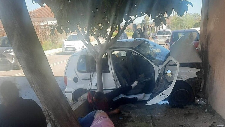 Σοβαρό τροχαίο ατύχημα στο δρόμο Αμαλιάδα-Πάτρα- Ι.Χ. καρφώθηκε σε τοίχο