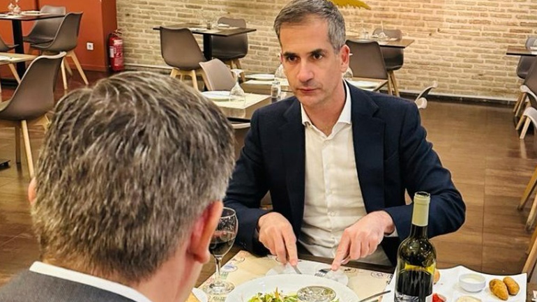 Επίσκεψη Μπακογιάννη στο εβραϊκό εστιατόριο στου Ψυρρή