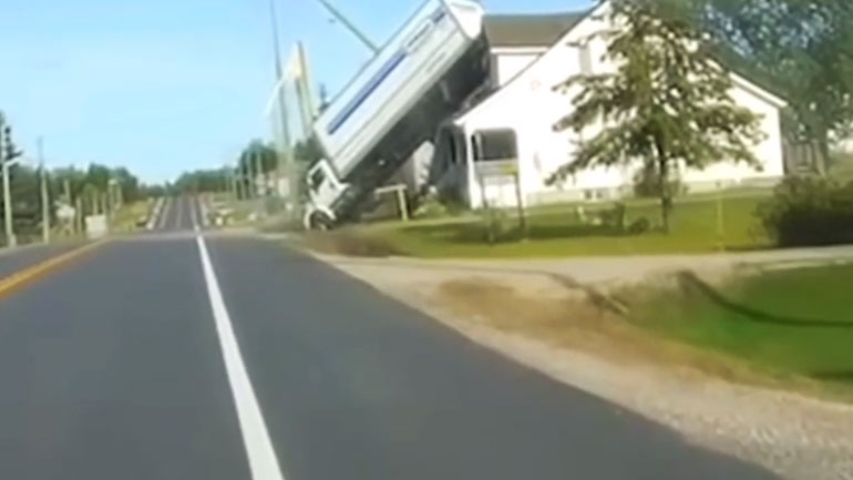 Πάρκαρε τη νταλίκα πάνω σε οροφή σπιτιού