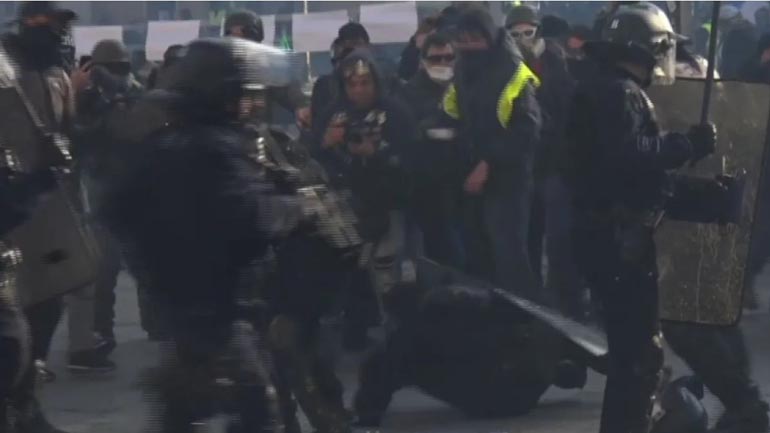 Γαλλία: Αστυνομικοί στο Παρίσι ρίχνουν αναίσθητο διαδηλωτή