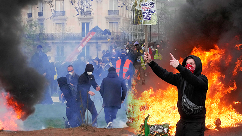 Ξεχειλίζει η οργή στη Γαλλία