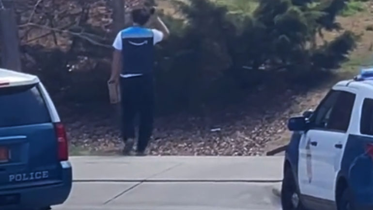 Υπάλληλος της χρονιάς – Delivery δέματος σε σπίτι ομηρίας μπροστά στα μάτια δεκάδων αστυνομικών