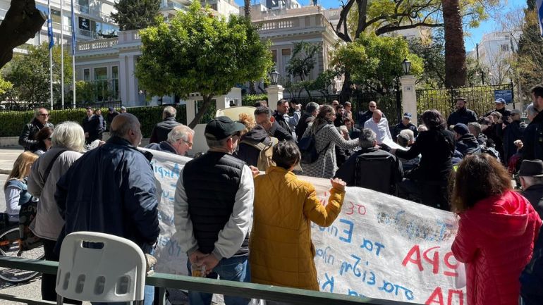 Κινητοποίηση του Πανελλήνιου Συλλόγου Παραπληγικών μπροστά από το Μέγαρο Μαξίμου