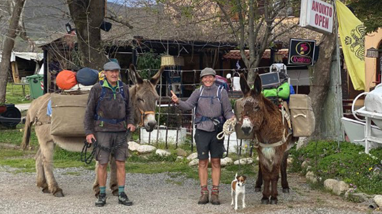 Περιηγούνται ανά την Ευρώπη με δύο γαϊδουράκια