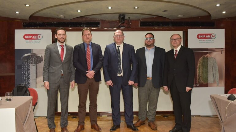 Από αριστερά προς δεξιά: Γιώργος Παπαγεωργίου, Υπεύθυνος Επικοινωνίας και Διαλόγου με τους Συλλόγους Ασθενών για την Ανοσολογία της AbbVie. Δημήτριος Σγούρος, Γενικός Γραμματέας ΕΔΑΕ, Δερματολόγος - Αφροδισιολόγος, Ακαδημαϊκός Υπότροφος Ιατρικής Ε.Κ.Π.Α. Σταμάτης Γρηγορίου, Δερματολόγος - Αφροδισιολόγος, Επίκουρος Καθηγητής Δερματολογίας - Αφροδισιολογίας Ιατρικής Σχολής Ε.Κ.Π.Α., Νοσοκομείο Αφροδισίων & Δερματικών Νόσων «Ανδρέας Συγγρός».  Ρένος Βαμβακούσης, Πρόεδρος Συλλόγου Ασθενών «Επιδέρμια».  Ευστράτιος Βακιρλής, Δερματολόγος - Αφροδισιολόγος, Επίκουρος Καθηγητής Δερματολογίας Α.Π.Θ., Α΄ Πανεπιστημιακή Δερματολογική Κλινική Α.Π.Θ., Νοσοκομείο Αφροδισίων & Δερματικών Νόσων Θεσσαλονίκης.