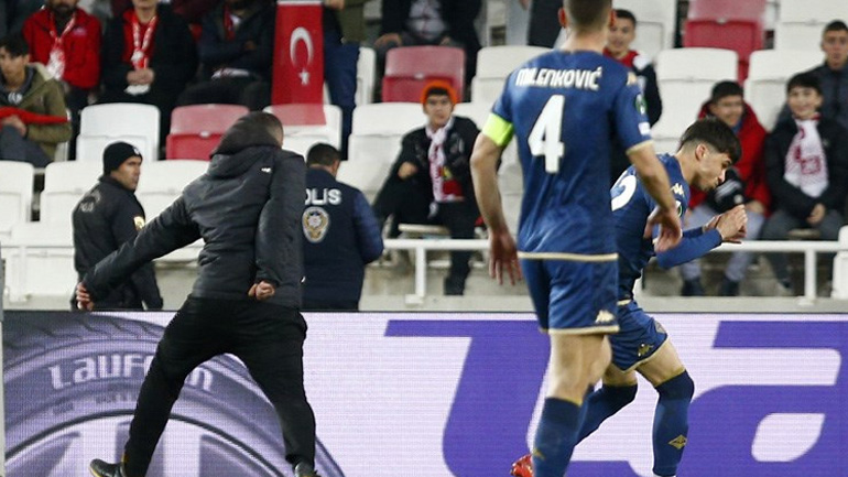 UEFA: Μία αγωνιστική κεκλεισμένων των θυρών στη Σίβασπορ για το χτύπημα οπαδού στον Μπιάκο της Φιορεντίνα UEFA: Μία αγωνιστική κεκλεισμένων των θυρών στη Σίβασπορ για το χτύπημα οπαδού στον Μπιάκο της Φιορεντίνα