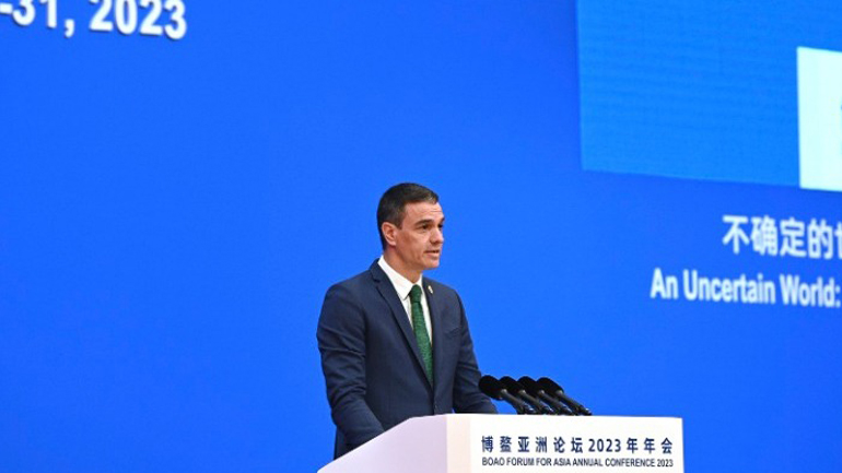 Ο Πέδρο Σάντσεθ από την Κίνα κάλεσε την Ασία να ανοίξει την αγορά της στις εταιρίες της Δύσης