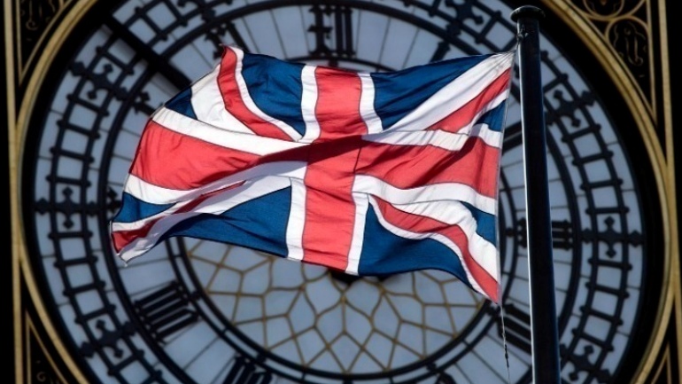 Βρετανία: Η κυβέρνηση σχεδιάζει να στεγάζει αιτούντες άσυλο σε στρατιωτικές βάσεις, ακόμη και σε πλοία