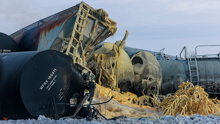 Εμπορική αμαξοστοιχία εκτροχιάστηκε και τυλίχθηκε στις φλόγες στη Μινεσότα