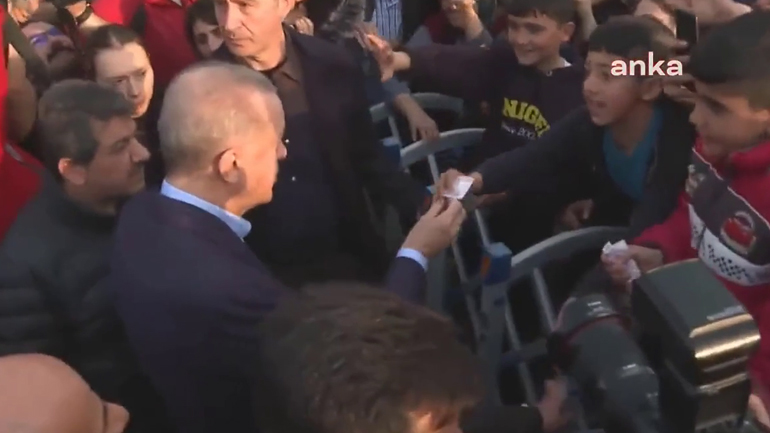 Ο Ταγίπ Ερντογάν μοιράζει χρήματα στα παιδιά των σεισμόπληκτων περιοχών της νοτίου Τουρκίας
