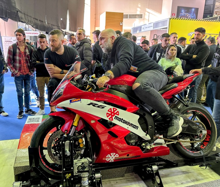 Ο Μπάμπης Στόκας υπό το βλέμμα του κόουτς Δημήτρη Παπαγγέλου