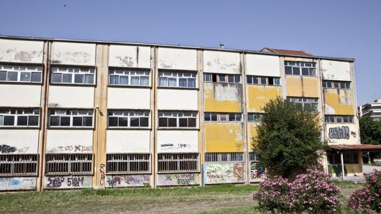 2ο ΕΠΑΛ Ευόσμου: Εξωσχολικοί εισέβαλαν και χτύπησαν καθηγήτρια εν ώρα μαθήματος 2ο ΕΠΑΛ Ευόσμου: Εξωσχολικοί εισέβαλαν και χτύπησαν καθηγήτρια εν ώρα μαθήματος