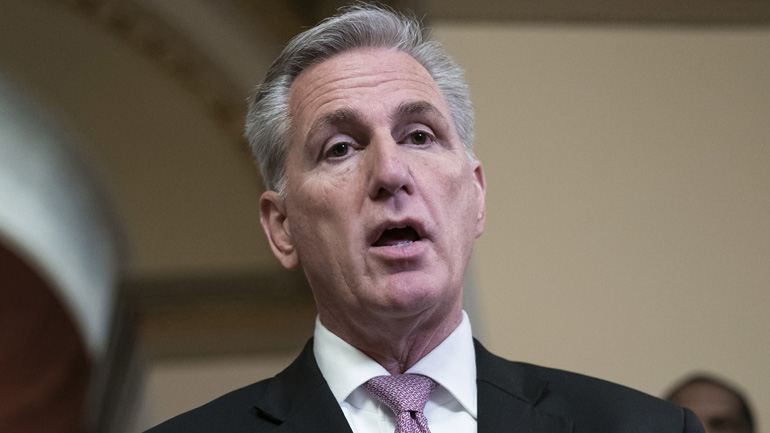 Κέβιν Μακάρθι: Η άσκηση δίωξης στον Τραμπ «ζημιώνει ανεπανόρθωτα» τις ΗΠΑ