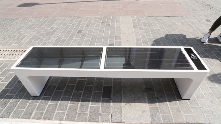 «Έξυπνα» παγκάκια στον Δήμο Πεντέλης