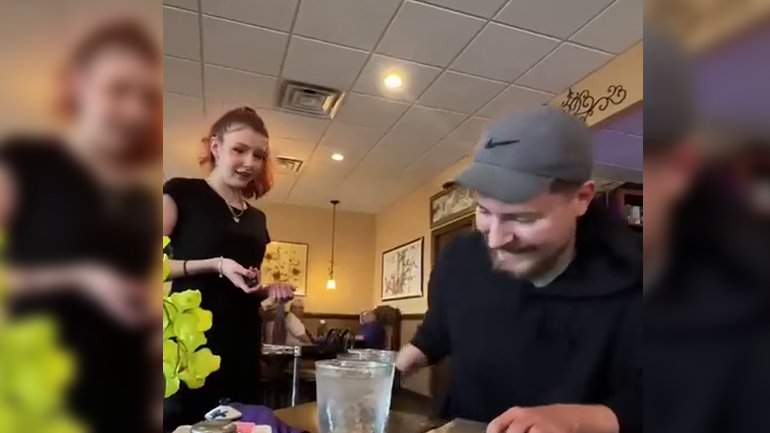 Σερβιτόρα έλαβε ως φιλοδώρημα ένα ολοκαίνουργιο αυτοκίνητο 