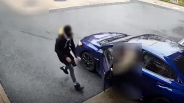 Νεαροί κλέβουν ένα αυτόματο αυτοκίνητο αλλά δεν ξέρουν να το οδηγήσουν