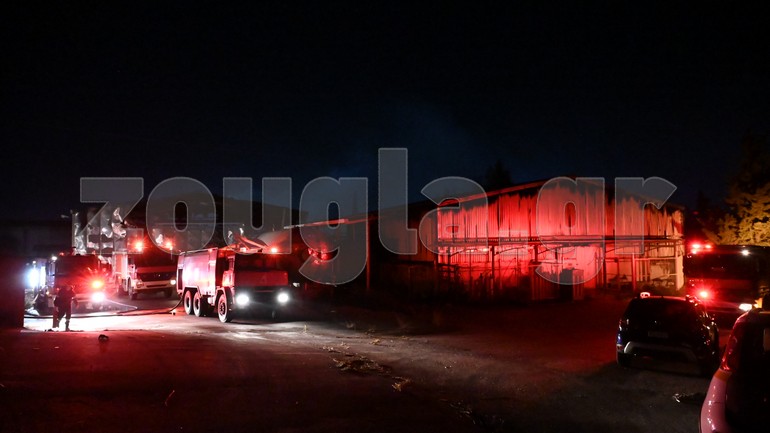 Σχηματάρι: Μεγάλη φωτιά με εκρήξεις σε εργοστάσιο κατασκευής πυροσβεστήρων στην Εθνική