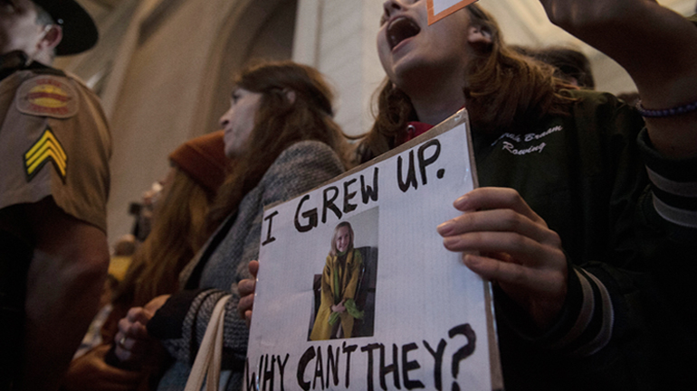 Διαδηλωτές ζητούν δράση κατά των όπλων από τους βουλευτές του Τενεσί μετά το μακελειό με 6 νεκρούς σε σχολείο