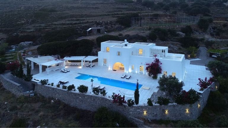 Με 13 διαφορετικά ονόματα η ενοικίαση της βίλας Ραγκούση στην Πάρο