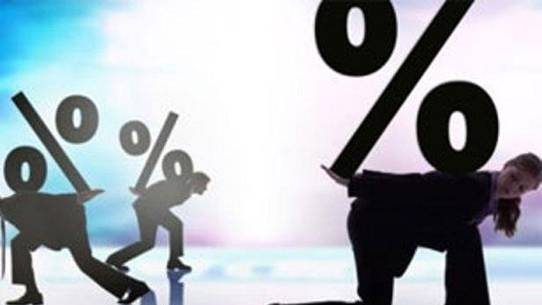 Διευρύνεται το χάσμα στα επιτόκια δανείων και καταθέσεων