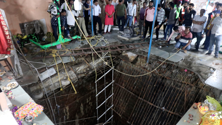 Ινδία: 35 νεκροί εξαιτίας της κατάρρευσης πατώματος ινδουιστικού ναού