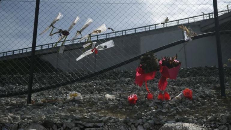 Τέμπη: Εικονοστάσι στο σημείο του πολύνεκρου δυστυχήματος