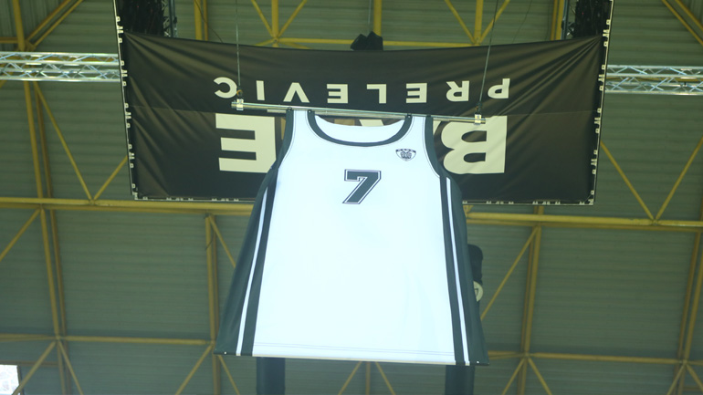 Συγκίνηση στη γιορτή του ΠΑΟΚ για την απόσυρση της φανέλας του θρυλικού Μπάνε Πρέλεβιτς!