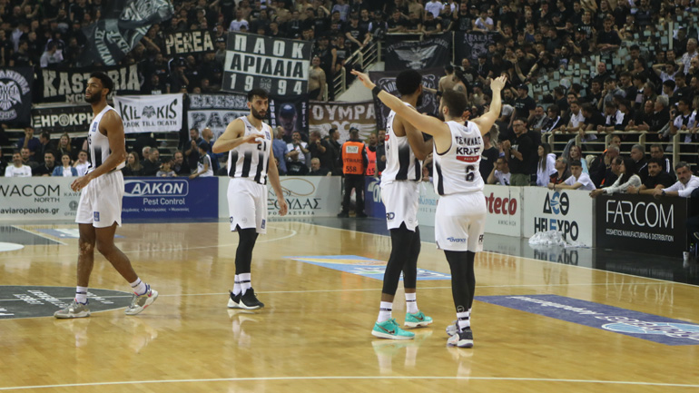 Νικητής στο ντέρμπι των «δικεφάλων» ο ΠΑΟΚ, 78-72 την ΑΕΚ στη γιορτή για τον Πρέλεβιτς
