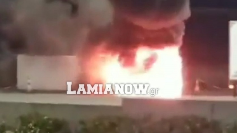 Φθιώτιδα: Νταλίκα «λαμπάδιασε» στην εθνική οδό