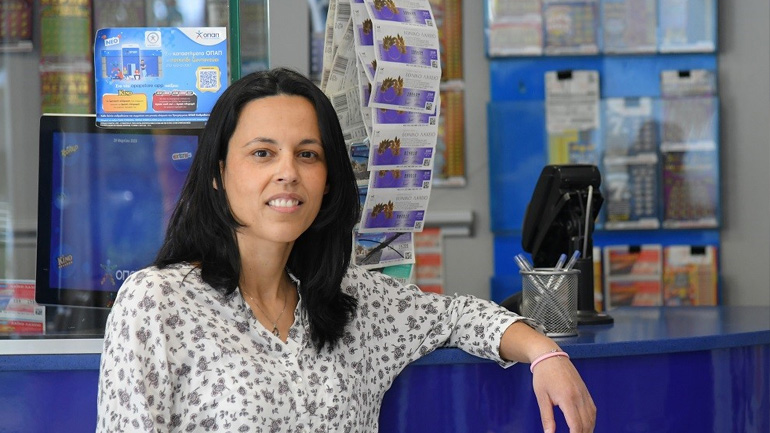 Άρτεμις Καραδένδρου, συνιδιοκτήτρια καταστήματος ΟΠΑΠ στη Δάφνη