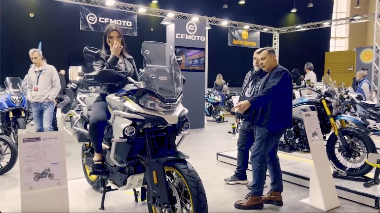 Στην Έκθεση Μοτοσυκλέτας 2023 με τον Μπάμπη Στόκα (video)