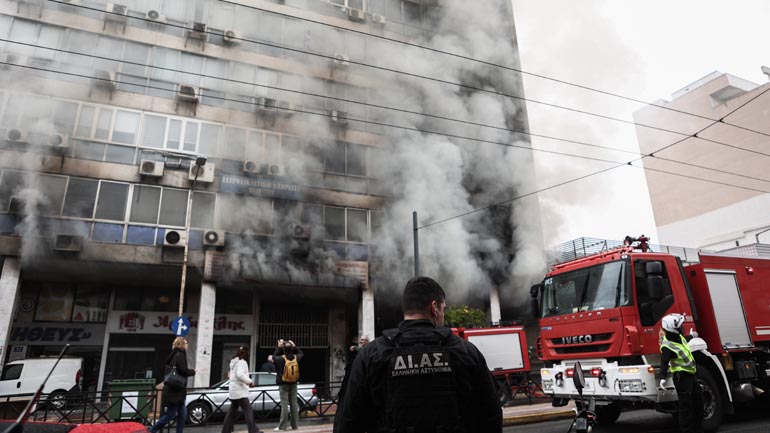 Πειραιάς: Έλλειψη μέτρων ασφαλείας καταγγέλλει το Διοικητικό Πρωτοδικείο μετά την φωτιά στο κτίριο