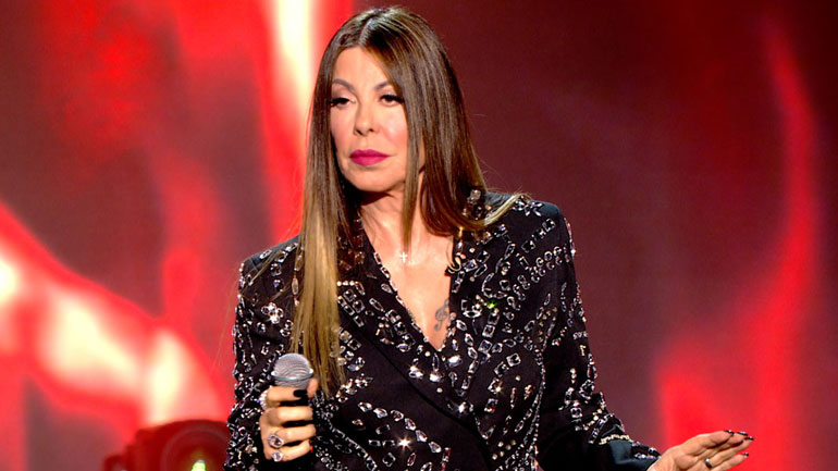 Συγκλονίζει η Άντζελα Δημητρίου: «Ο πατέρας μου όποτε ερχόταν σπίτι χτύπαγε τη μάνα μου»