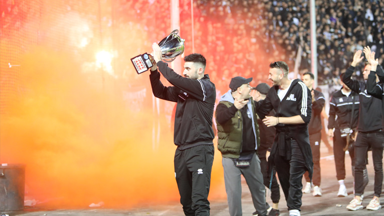 Στην Τούμπα βρέθηκε και η ανδρική ομάδα του ΠΑΟΚ που αποθεώθηκε από τους φιλάθλους της ομάδας για την χθεσινή κατάκτηση του Κυπέλλου Ελλάδας στο φάιναλ φορ που διεξήχθη στην Καλαμάτα 