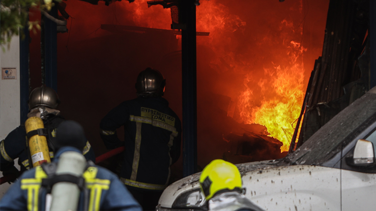 Κατασβέστηκε η μεγάλη φωτιά σε πολυκατοικία στον Πειραιά