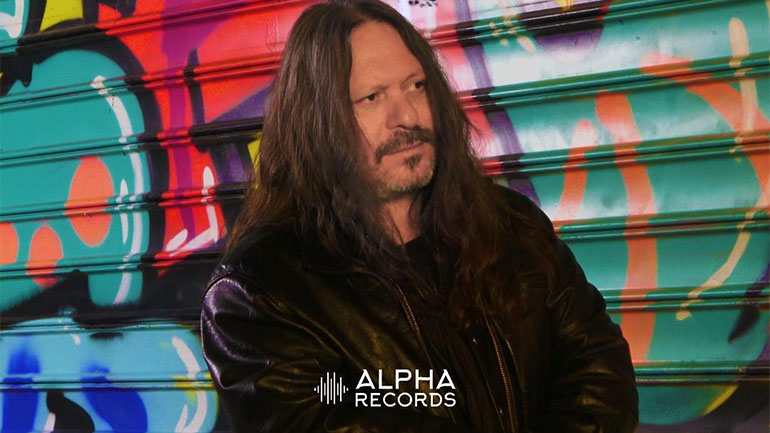 «Εγώ Είμαι Εδώ Και Μη Σε Νοιάζει»: Ένα νέο τραγούδι από τον Αντώνη Μιτζέλο