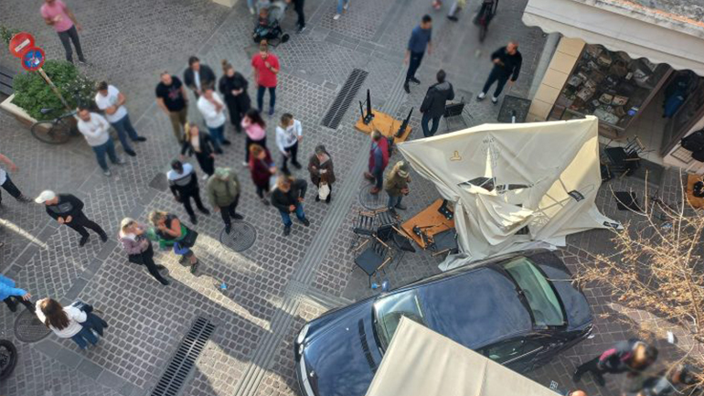 Χανιά: Αυτοκίνητο έπεσε πάνω σε θαμώνες εστιατορίου σε πεζόδρομο της παλιάς πόλης – Δύο τραυματίες -Δείτε βίντεο