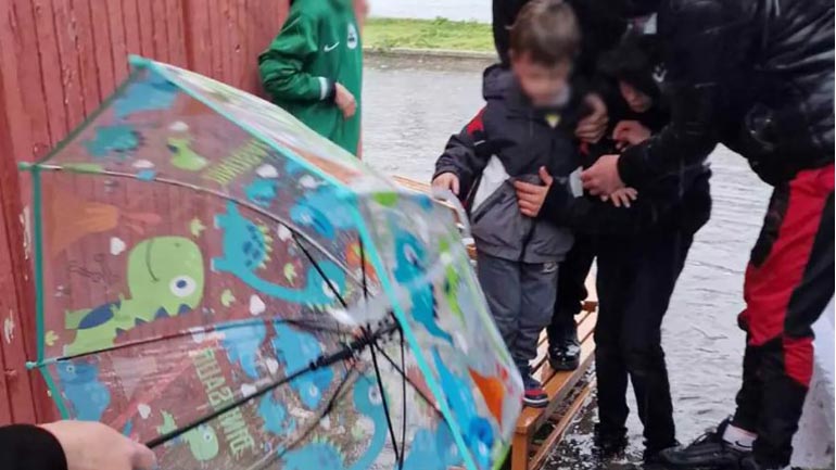 Κακοκαιρία «Ilina»: Έφτιαξαν… γέφυρα με καθίσματα για να φύγουν τα παιδιά σε Νηπιαγωγείο των Τρικάλων!