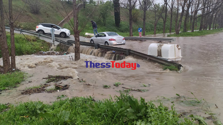 Κακοκαιρία «Ilina»: «Καταρράκτες» οι δρόμοι στη Θεσσαλονίκη – Εγκλωβίστηκε ένας οδηγός