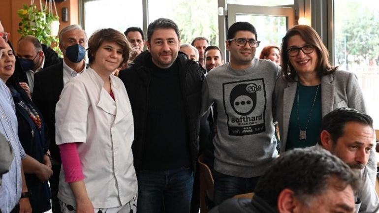 Στο καφέ «Το Παρεάκι», όπου εργάζονται νέοι στο φάσμα του αυτισμού, βρέθηκε ο Νίκος Ανδρουλάκης