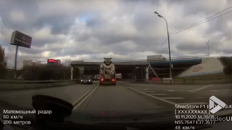 Μπετονιέρα καταστρέφει μια γέφυρα