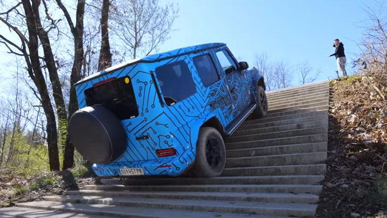 Μόνο καφέ δεν φτιάχνει – Δείτε τη νέα Mercedes EQG να κάνει τα ακατόρθωτα