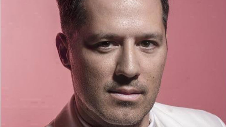 O Αδάμ Τσαρούχης κάνει ντουέτο με τον διεθνή Γερμανό jazz crooner Tom Gaebel στο τραγούδι «In Υour Εyes»