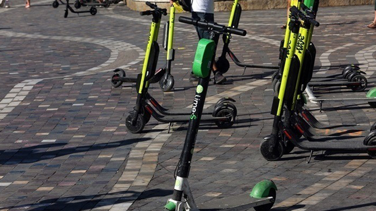 Το Παρίσι θα απαγορεύσει από τον Σεπτέμβριο τα ηλεκτρικά πατίνια