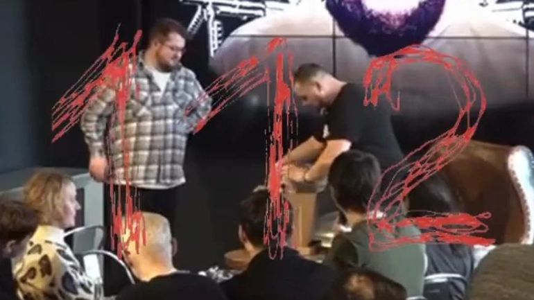 Η στιγμή που το αγαλματίδιο εκρήγνυται στα χέρια του Ρώσου μπλόγκερ και τον σκοτώνει