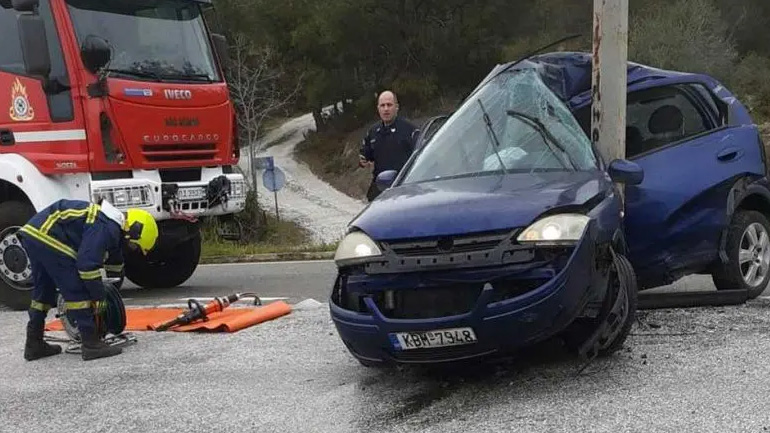 Καβάλα: Αυτοκίνητο καρφώθηκε σε κολόνα – Διασωληνωμένη η 22χρονη οδηγός